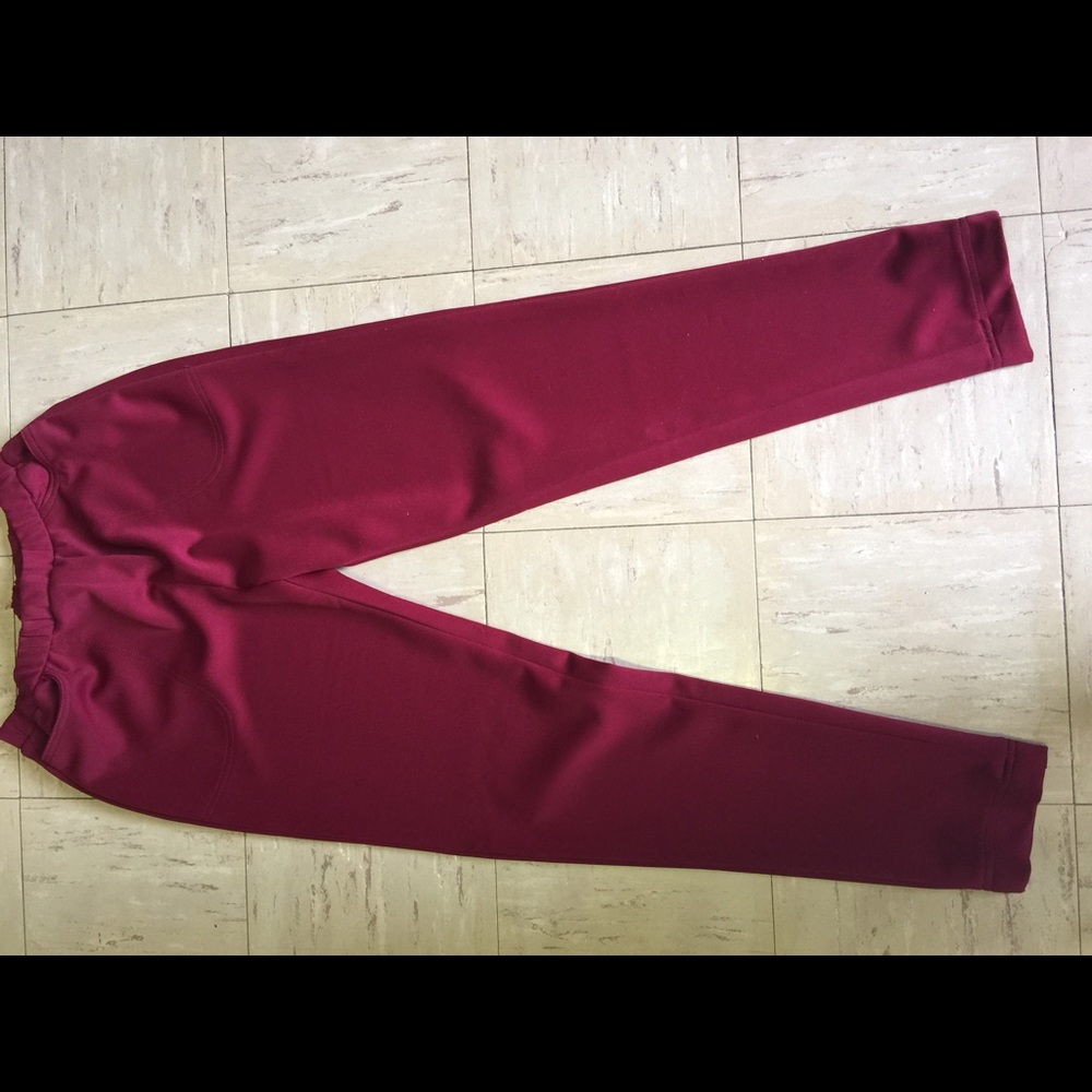Tailored red legging